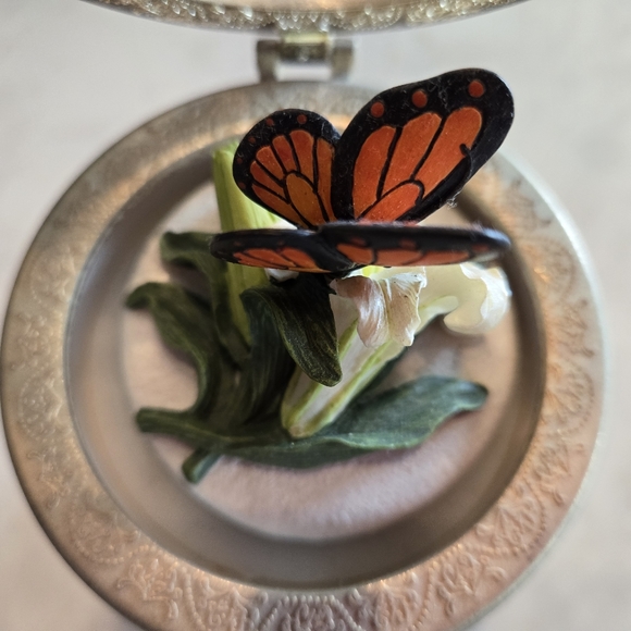 Vintage Crystal Egg Porcelain MusicBox Pedestal w/Butterfly and Orchid sculpture - Picture 3 of 7